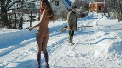 O rusoaică înfruntă frigul goală! (FOTO)